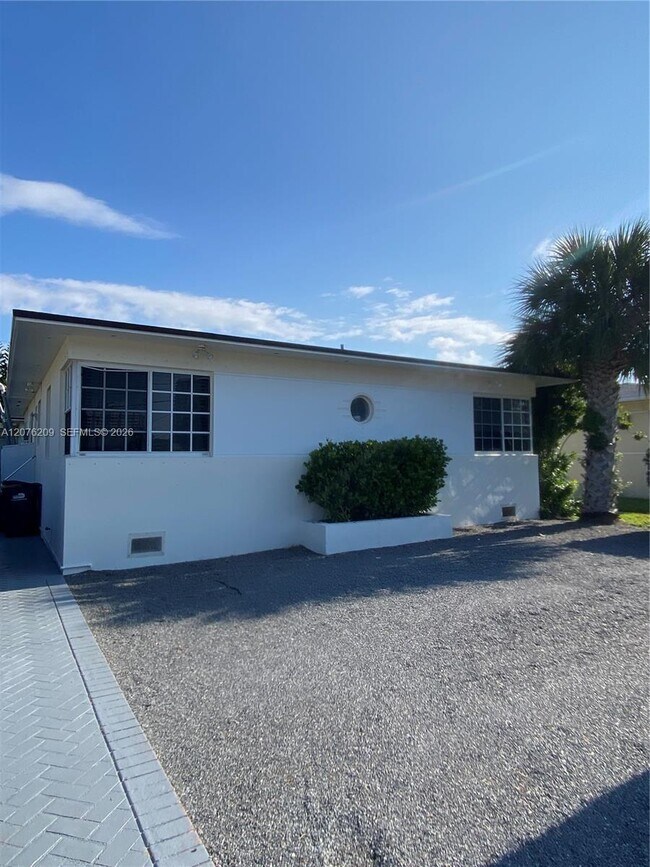 Building Photo - 2145 Bay Dr