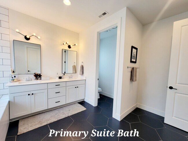Building Photo - Spacious, Modern and Immaculate 4 bedroom, Convenient Location in Poulsbo