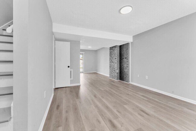 Building Photo - *NEWLY RENOVATED* 2 Bedroom Townhouse in D...