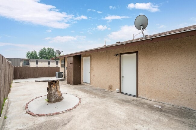 Building Photo - 104 Hackberry Ln