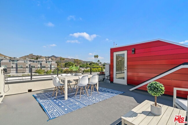 Building Photo - 1204 N Orange Grove Ave