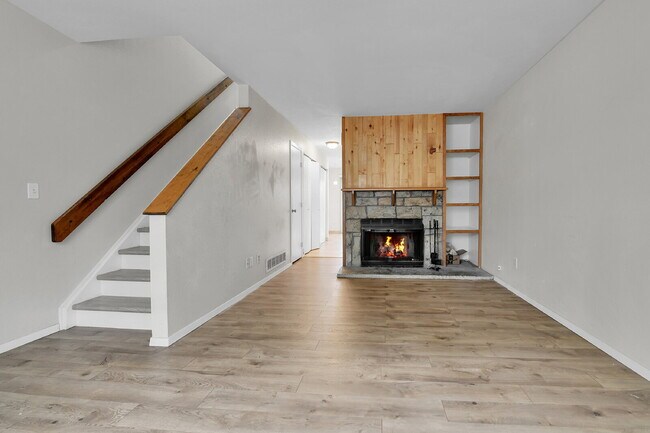 Building Photo - $1,775 - 2 Bed, 2.5 Bath End Unit in Auror...