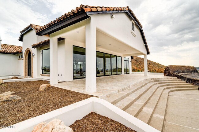 Building Photo - 301 E Jomax Rd