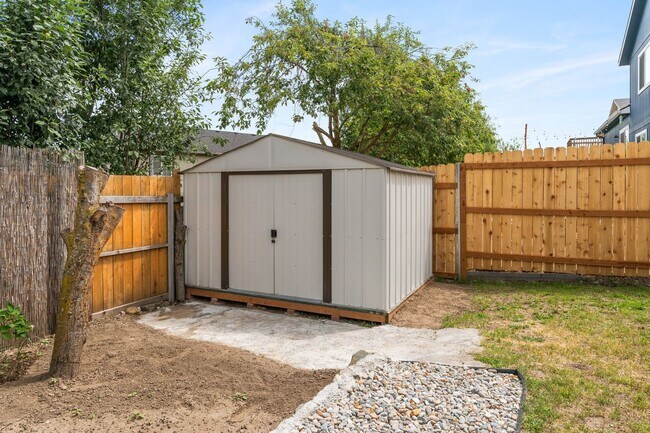 Building Photo - Charming Single-Level Home with Modern Com...