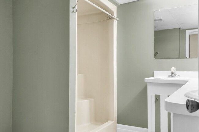 Building Photo - 910 Old Fort Rd