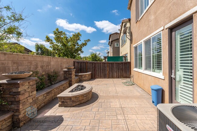 Building Photo - Spacious 3 Bed 2.5 Bath Condo in Orange!