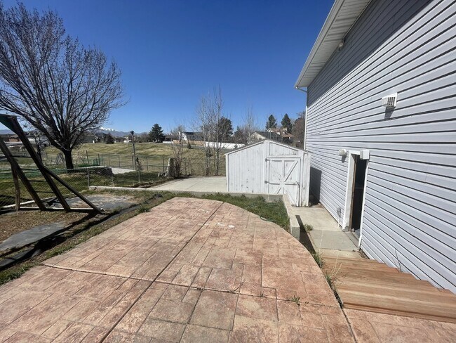 Building Photo - Spacious 6-Bed Oasis with Finished Basement & Cozy Fireplace.