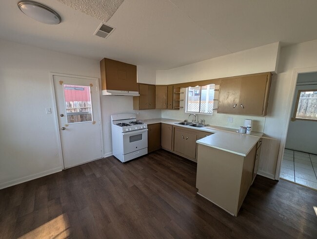 Building Photo - Two Bedroom House Downtown near Shasta High School