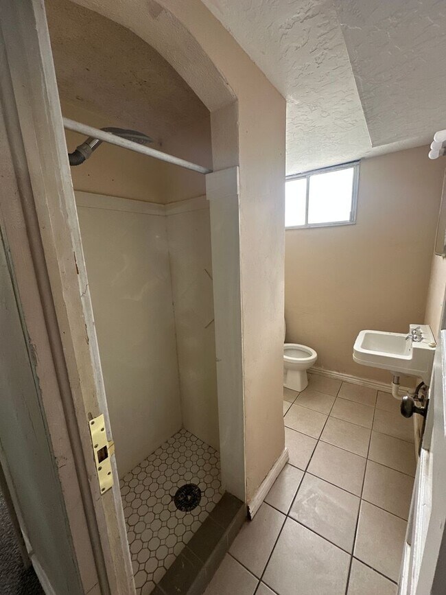 Building Photo - Charming basement apartment