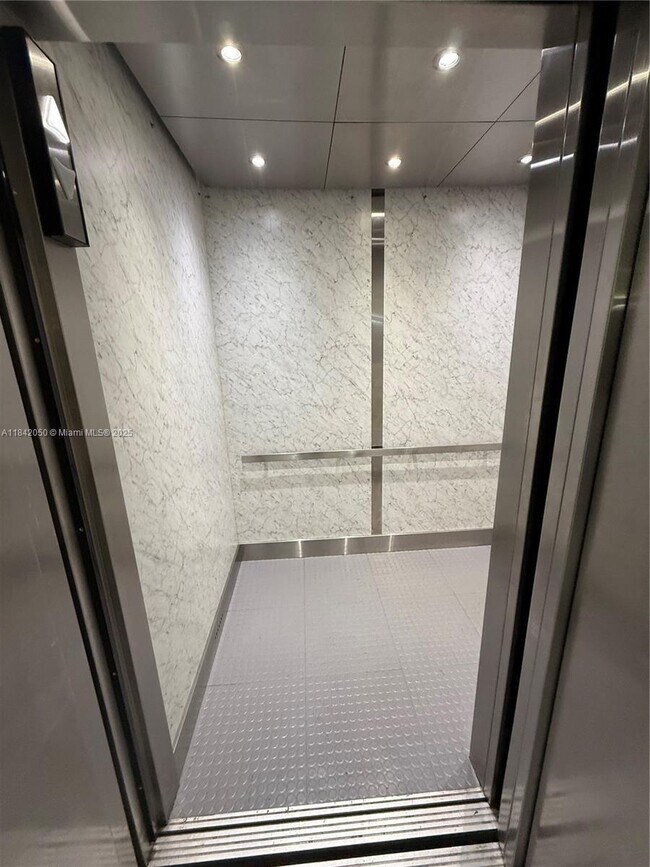 Building Photo - 16500 Golf Club Rd