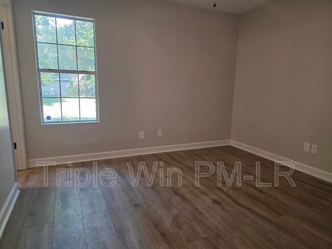 Building Photo - 68 Meadowlark Dr