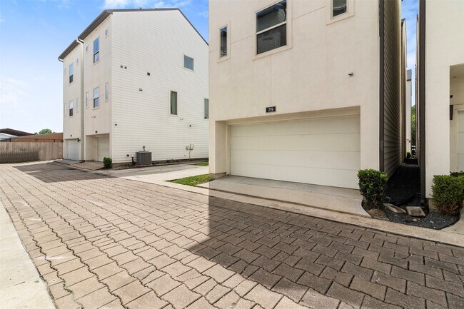 Building Photo - 719 Schwartz St