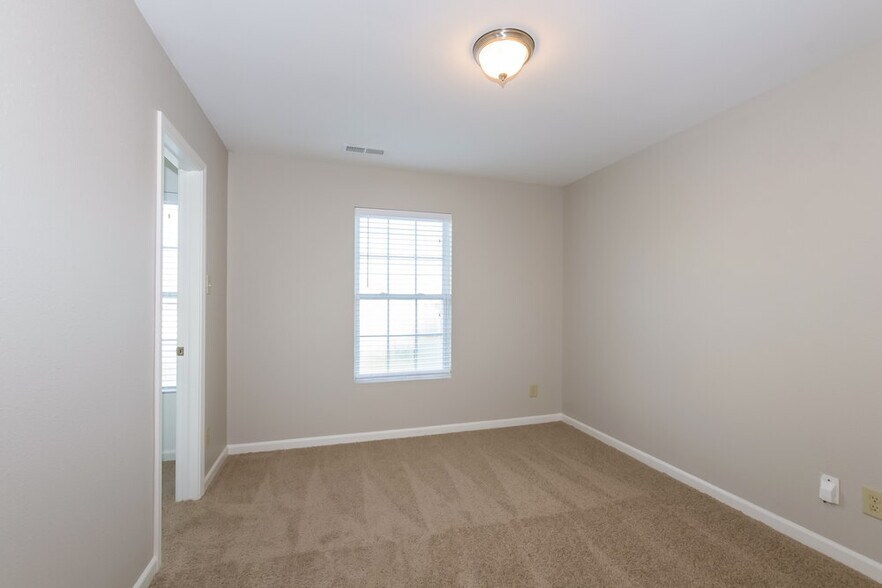 Building Photo - 1528 Bray Dr