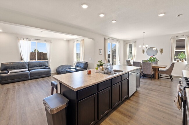 Building Photo - Bright and Beautiful Home with Gourmet Kitchen & Hardwood Floors