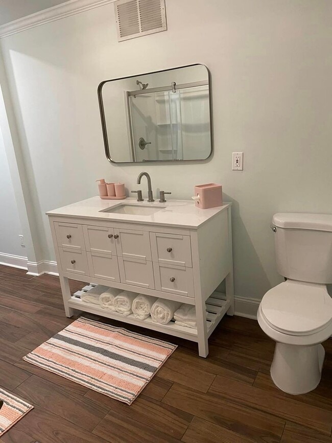 Building Photo - Furnished Executive Rental Downtown