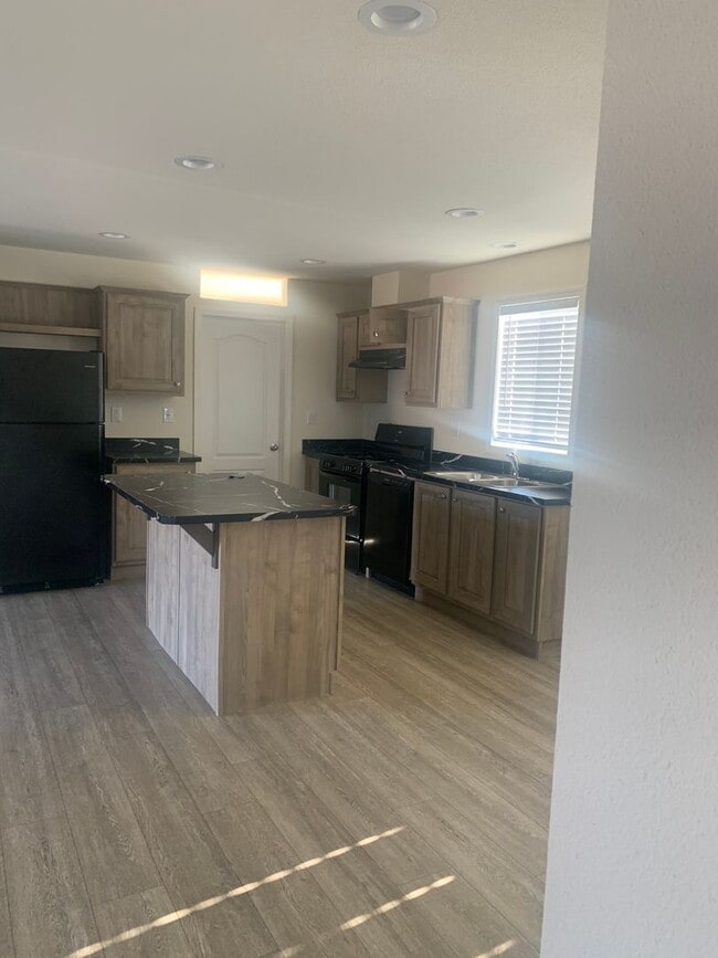 Building Photo - Central Paradise Location Brand Newer3 bed...