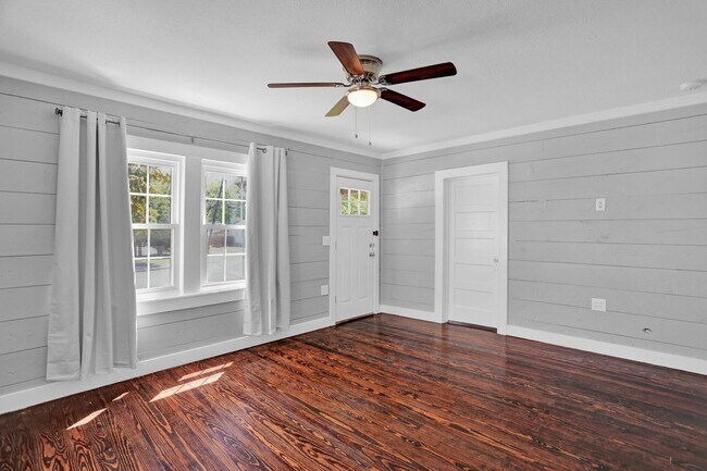 Building Photo - Cutest Cottage available Now in McKinney!