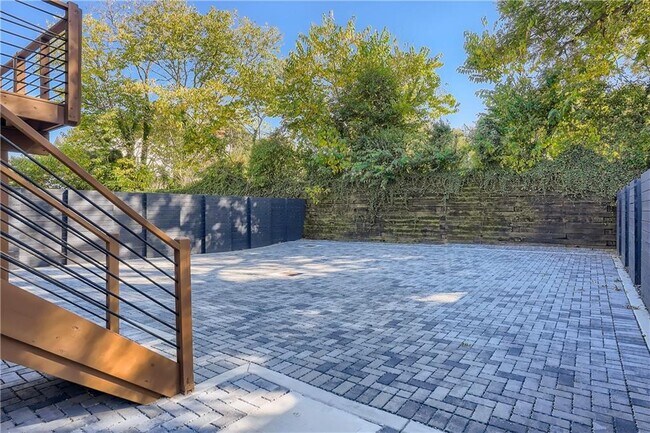 Building Photo - 997 Wylie St SE