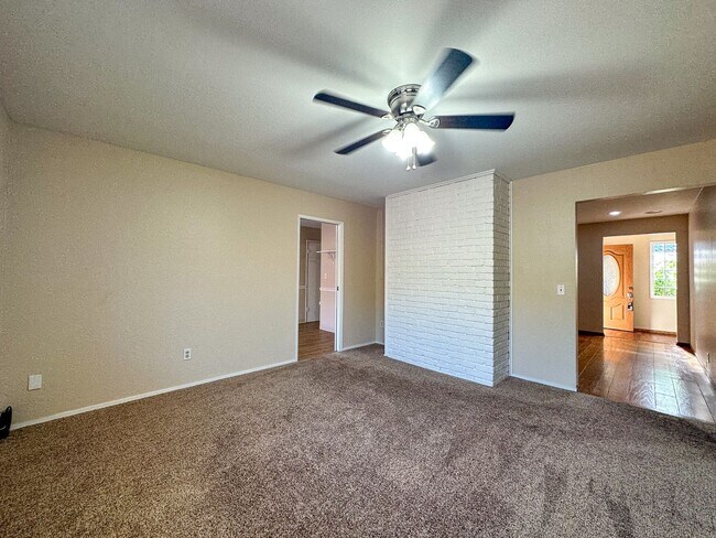 Building Photo - 1727 Coralee Dr