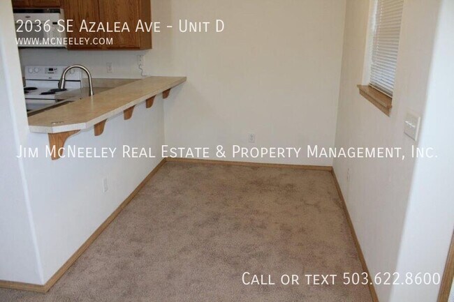 Building Photo - Sorry, no pets! Upper Level Unit with an O...