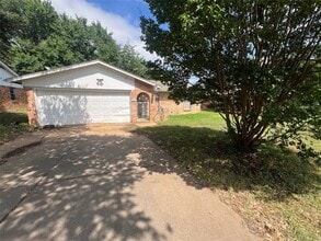 Building Photo - 913 Henslee Dr