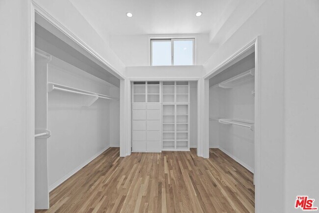 Building Photo - 15851 Mulholland Pl