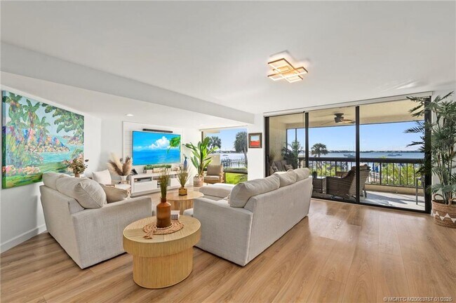 Building Photo - 625 NW North River Dr