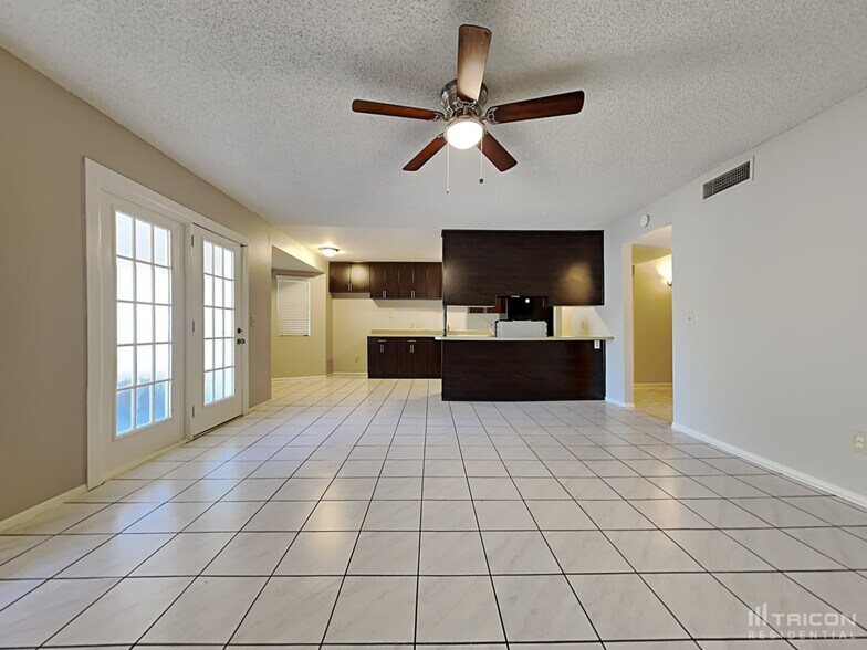 Building Photo - 8838 W Cinnabar Ave