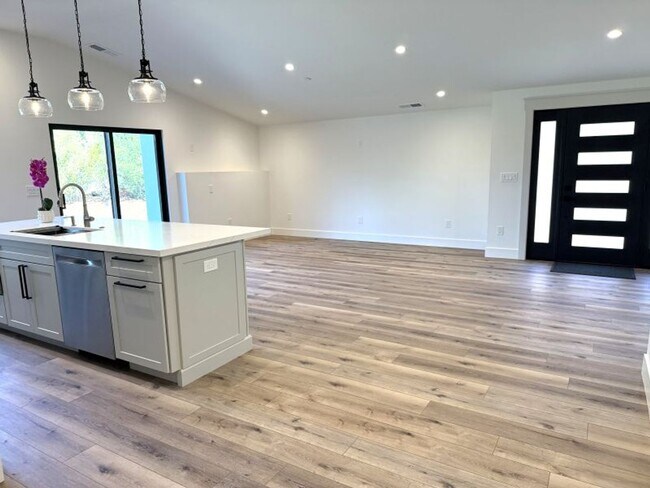 Building Photo - Beautifully Renovated, Pet Friendly Novato...