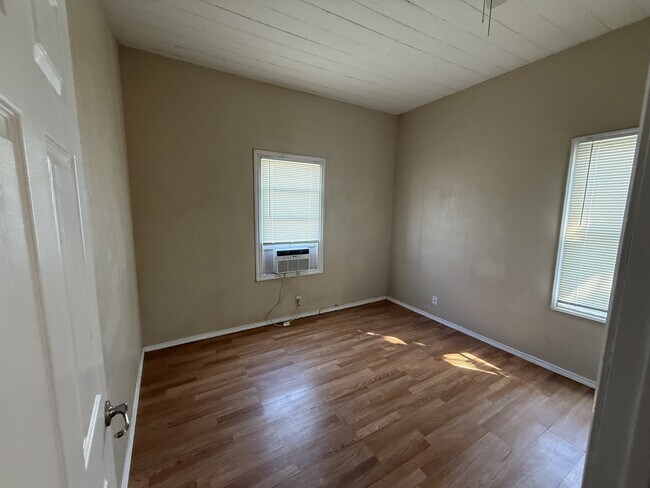 Building Photo - 413 N Hackberry St
