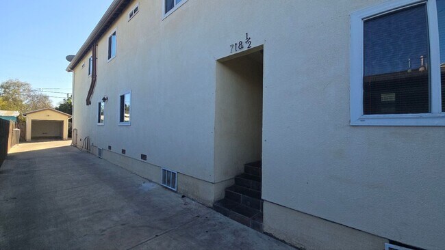 Building Photo - 40(718)