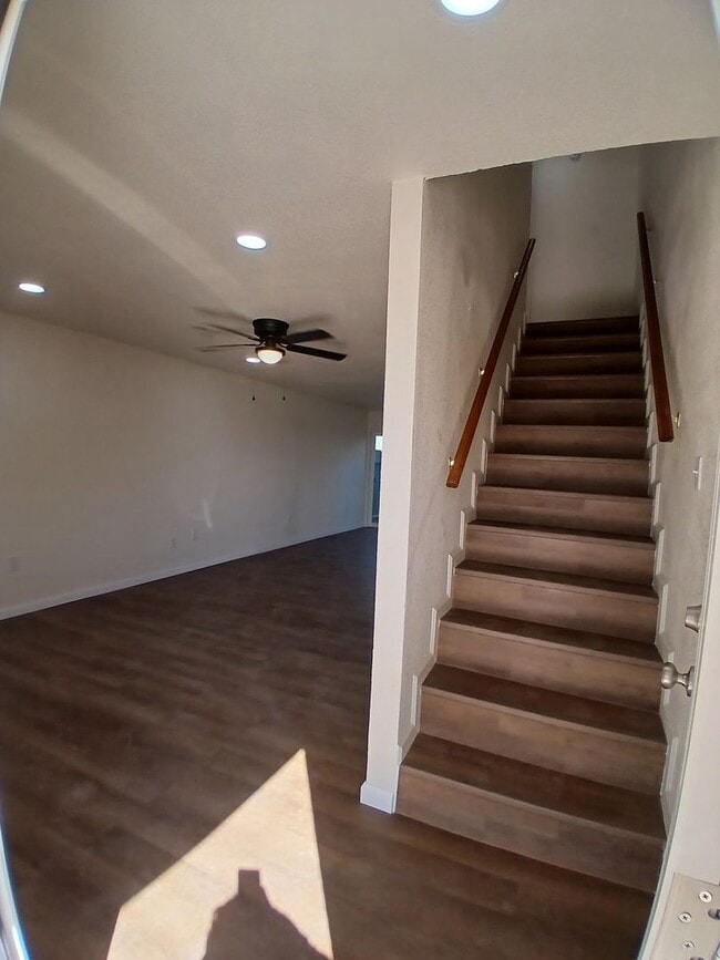 Building Photo - 305 N Lake Ave