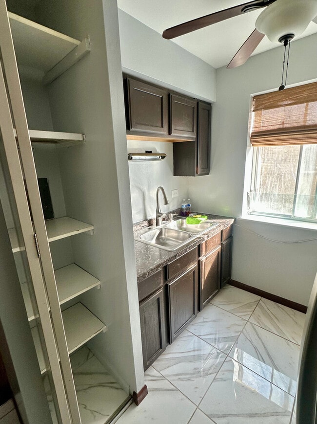 Building Photo - 7320 N Rogers Ave