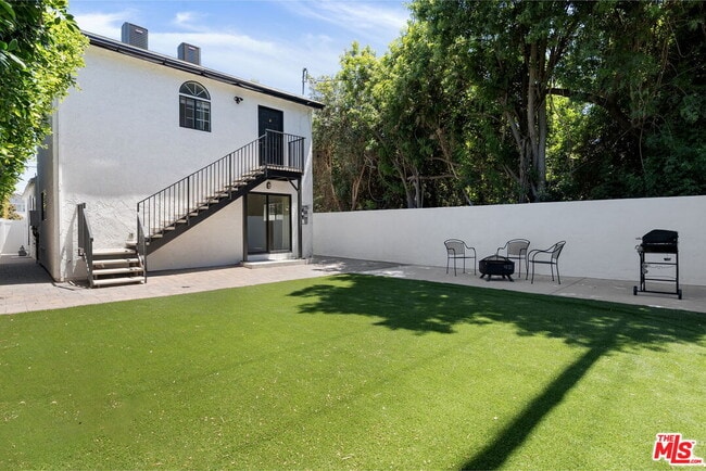 Building Photo - 5543 Fallbrook Ave