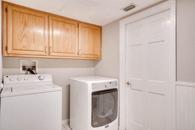 Building Photo - FOR RENT!!! STUNNING AND SPACIOUS SINGLE FAMILY HOME WITH LAKE VIEW...