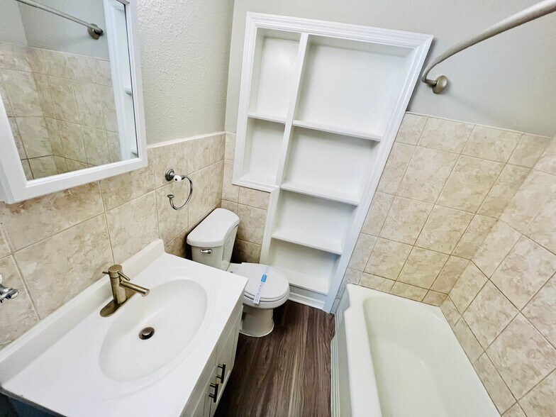 Building Photo - 3 Bed/2 Bath - Unit 29
