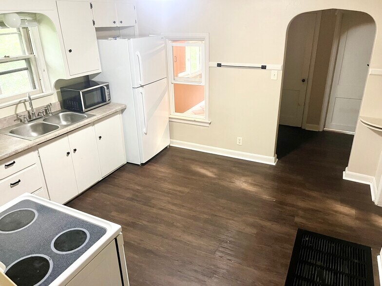 Kitchen - 819 W Commercial St