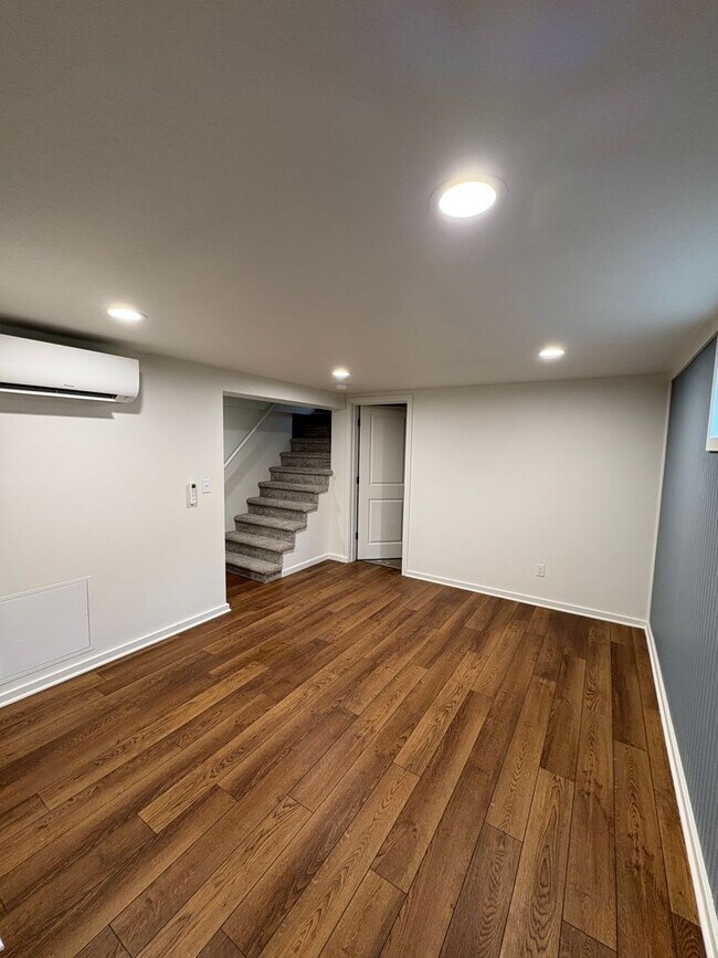 Building Photo - Ballard Beauty, 2 bed 2 bath Remodel with two entrances.