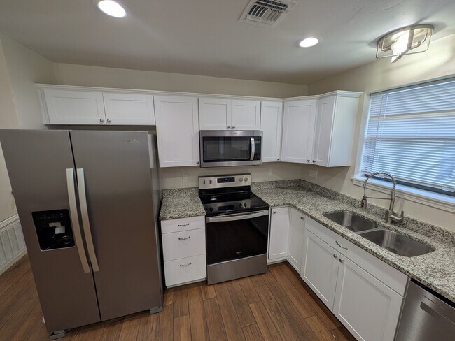 Building Photo - 906 Parkview Dr