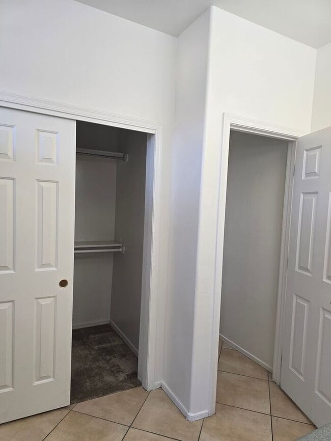 Building Photo - Large 4 bedroom home with Den - Corner lot...