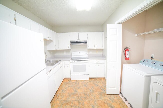 Building Photo - 1100 Greentree Ct