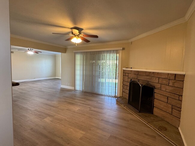 Building Photo - Three Bed, Two Bath Home in Stockton's Lin...