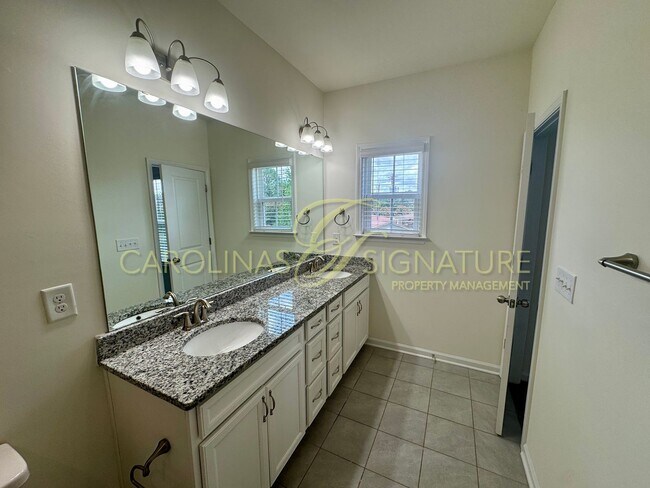 Building Photo - Fantastic 3BR/2.5BA Townhome located in The Elm at Stonecrest