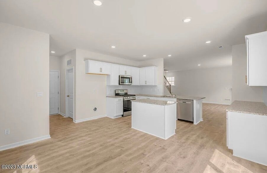 Building Photo - 1227 Middlecrest Dr