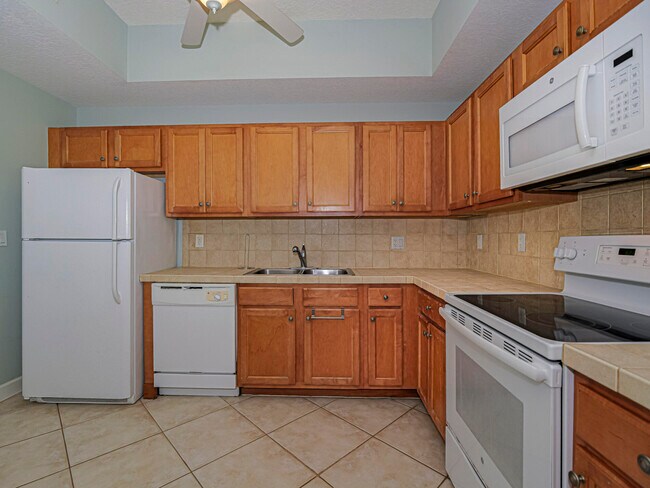 Building Photo - 524 7th Sq