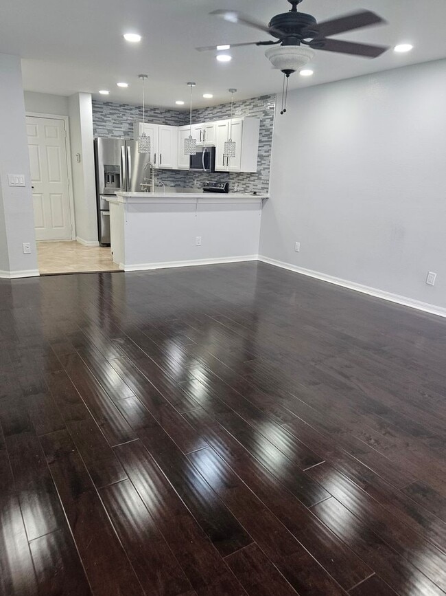 Building Photo - Stunning Fully Renovated Townhouse for rent in Land O' Lakes – Your Dream Home Awaits!