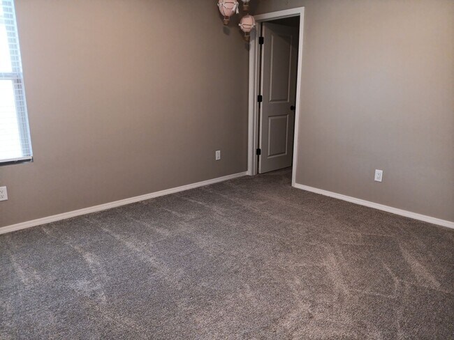 Building Photo - 3 Bedroom, 2.5 Bathroom Home! Schedule a Showing Today!