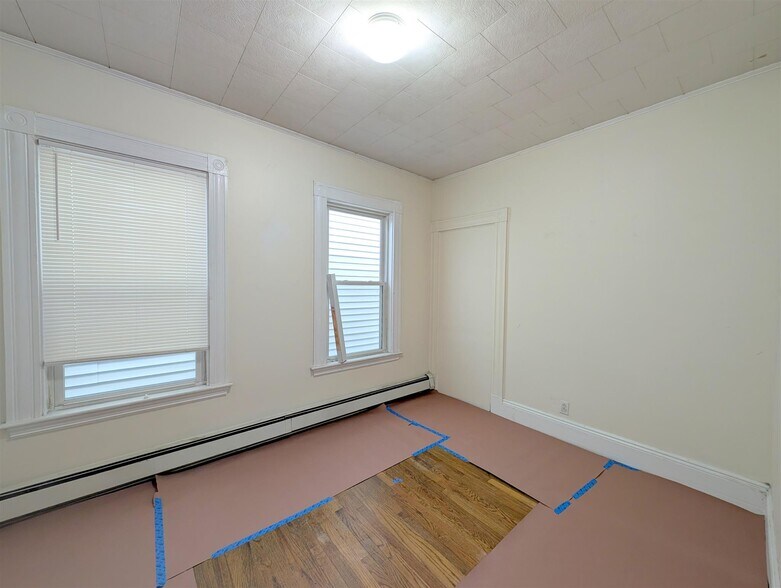 Building Photo - 393 Washington St