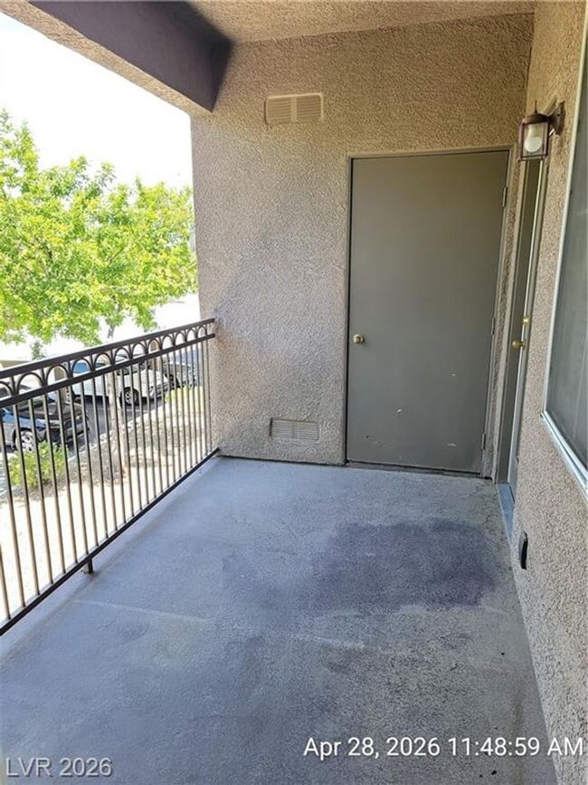 Building Photo - Gated Falls Condo with 3 Bedrooms, Granite Kitchen & Resort Amenities