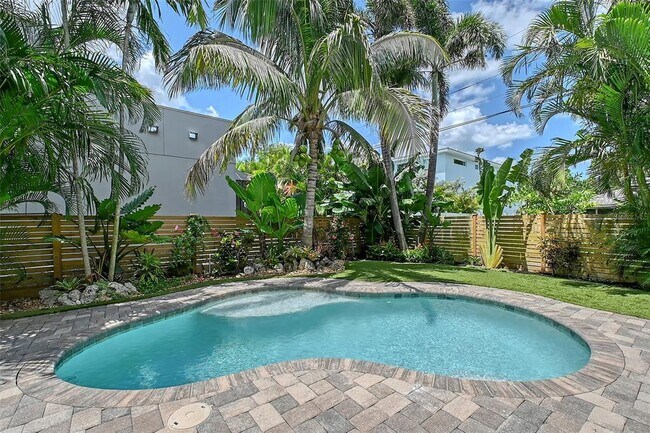 Building Photo - 1738 Siesta Dr